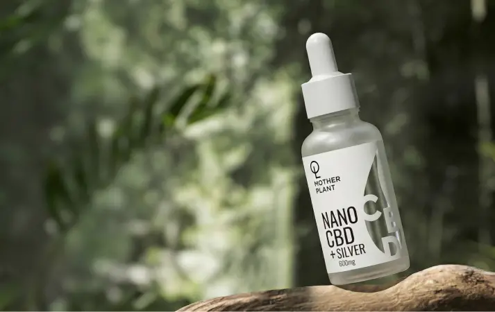 Женщина выбирает CBD масло